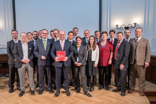 Herausgeber Rainer Knyrim mit den AutorInnen des
"DatKomm"