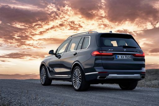 Der erste BMW X7 mit Design Pure Excellence in
Artikgrau, Leichtmetallräder Styling 757 (10/2018).