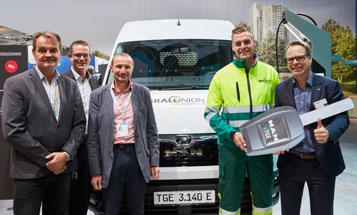 Auf der Internationalen Automobil-Ausstellung (IAA)
in Hannover fand die Übergabe des E-LKWs statt (v. l. n. r.):
Wolfgang Holzer (regionaler Logistikmanager Brau Union Österreich),
Johannes Gassauer (MAN – Leiter Sales & Product VAN Österreich),
Helmut Weigl (CS&L Process Manager Brau Union Österreich), Alexander
Schuh (Bierführer Schwechat) und Dennis Affeld (MAN – Senior Vice
President/Head of Sales Van).