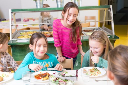 Kinder beim Schulessen