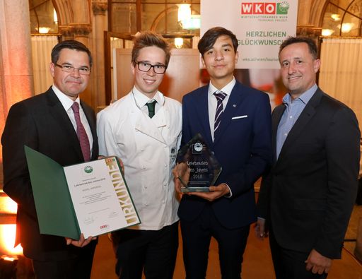 V.l.n.r.: Mario Habicher (Generaldirektor des Hotel
Imperial Wien), Clemens Ostendorf (Hotel Imperial, Koch-Lehre),
Rafael Schuster (Hotel Imperial, HGA-Lehre), Markus Grießler
(WKW-Spartenobmann Tourismus- und Freizeitwirtschaft)