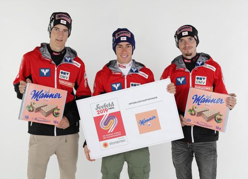 Vorschau Bild von SALZBURG,AUSTRIA,13.OCT.18 - ALPINE SKIING, SKI
NORDIC, NORDIC COMBINED, SKI JUMPING, CROSS COUNTRY SKIING,
FREESTYLE SKIING, BIATHLON, SNOWBOARDING - OESV, Oesterreichischer
Ski Verband, official winter equipping. Image shows Mika Schwann,
Stefan Kraft and Manuel Poppinger (AUT)..Photo: GEPA pictures/
Harald Steiner
