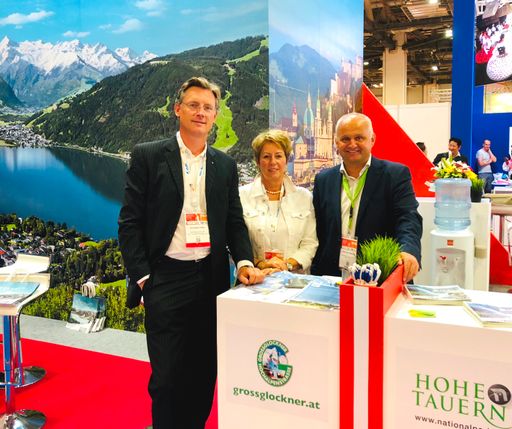 Vorschau Bild von Gruppenfoto am Österreich-Stand der ITB Asia in
Singapur