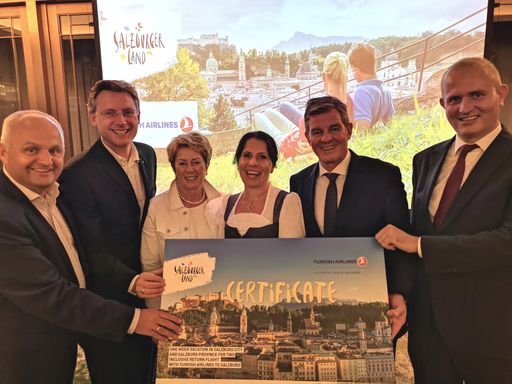 Vorschau Bild von Tourismusexperten aus Salzburg mit der
Österreichischen Botschafterin und Kooperationspartnern in Singapur