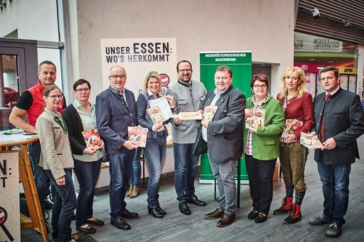 Vorschau Bild von Marktleiter Hannes Unterberger, die Bäuerinnen Maria Zeilinger
und Gerda Kummer, LAbg. Karl Moser, NÖ Bauernbunddirektorin Klaudia
Tanner, VPNÖ-Landesgeschäftsführer Bernhard Ebner,
Bauernbundbezirksobmann von Melk Bgm. Leo Gruber-Doberer,
Gebietsbäuerin von Mank Gerlinde Zuser, Gabriele Kerndler sowie
Bauernbundteilbezirksobmann Bgm. Johannes Zuser bei der
Sympathieaktion des NÖ Bauernbunds in Pöchlarn.