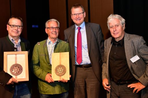Im Rahmen der Verleihung (v.l.): Dieter Holzweber
(erster Vorsitzender Alpenverein-Gebirgsverein), Horst Hofmann
(Obmann Ortsgruppe Gloggnitz), Alpenvereinspräsident Andreas
Ermacora und Vizepräsident Helmut Ohnmacht