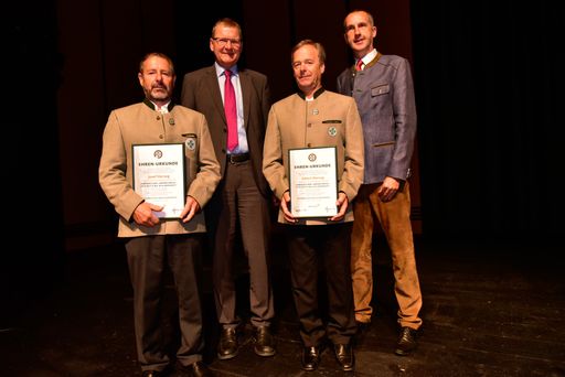 v.l.: Bergretter Josef Herzog,
Alpenvereinspräsident Dr. Andreas Ermacora, Bergretter Albert Herzog
und Vizepräsident Wolfgang Schnabl im Rahmen der Verleihung.
