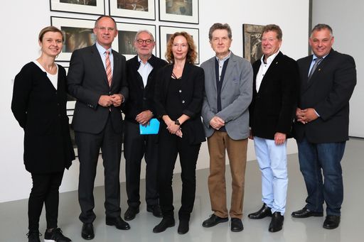 Vorschau Bild von https://www.apa-fotoservice.at/galerie/12227 Im
Bild v.l.n.r.: Julia Flunger-Schulz (Geschäftsführerin der
Kunstmeile Krems), Gerhard Karner (Zweiter Präsident des
Niederösterreichischen Landtags), Joachim Rössl (Präsident der Adolf
Frohner Privatstiftung), Elisabeth Voggeneder (künstlerische
Direktorin Forum Frohner), Heinz Cibulka (Künstler der Ausstellung),
Helmut Mayer (Stadtrat Krems), Martin Sedelmaier (Stadtrat Krems)