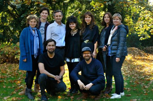 In Berlin haben die Dreharbeiten für "Wendezeit" (AT) begonnen.
Arbeitsfoto (hinten v.l.n.r.) Produzentin Heike Voßler, Michael
Klammer, Harald Schrott, Victoria Meyers-Gray, Petra
Schmidt-Schaller, Autorin Silke Steiner, Redakteurin Kerstin Freels,
(vorne v.l.n.r.) Kameramann Michael Schreitel, Regisseur Sven Bohse
© rbb/Volker Roloff, honorarfrei - Verwendung gemäß der AGB von
ARD-Foto im engen inhaltlichen, redaktionellen Zusammenhang mit
genannter rbb-Sendung und bei Nennung "Bild: rbb/Volker Roloff"
(S2). rbb Presse & Information, Masurenallee 8-14, 14057 Berlin,
Tel: 030/97 99 3-12118 oder -12116, pressefoto@rbb-online.de /
Weiterer Text über OTS und www.presseportal.de/pm/51580