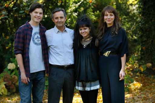 Vorschau Bild von In Berlin haben die Dreharbeiten für "Wendezeit" (AT) begonnen.
Saskia Starke (Petra Schmidt-Schaller, re.) und ihr Mann Richard
(Harald Schrott) mit ihren Kindern, gespielt von Michael Klammer und
Victoria Mayers-Gray. © rbb/Volker Roloff, honorarfrei - Verwendung
gemäß der AGB von ARD-Foto im engen inhaltlichen, redaktionellen
Zusammenhang mit genannter rbb-Sendung und bei Nennung "Bild:
rbb/Volker Roloff" (S2). rbb Presse & Information, Masurenallee
8-14, 14057 Berlin, Tel: 030/97 99 3-12118 oder -12116,
pressefoto@rbb-online.de / Weiterer Text über OTS und
www.presseportal.de/pm/51580