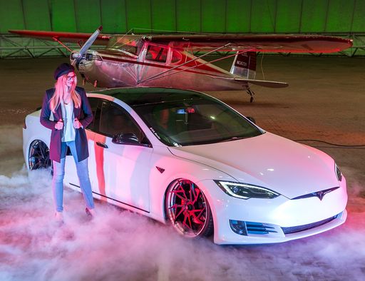 Rund 160 Stunden Arbeit stecken in diesem auf Facelift umgebauten
Tesla Model S. Model Franzi ist begeistert von dem 525 PS starken
Fahrzeug mit Smart-Air-Suspension-Fahrwerk und Alcantara-Sattelung.
Dieses und weitere sportliche Fahrzeuge erwarten Besucher und Fans
auf dem PS-Festival Essen Motor Show vom 1. bis zum 9. Dezember (30.
November: Preview Day) in der Messe Essen. Weiterer Text über ots
und www.presseportal.de/nr/50637 / Die Verwendung dieses Bildes ist
für redaktionelle Zwecke honorarfrei. Veröffentlichung bitte unter
Quellenangabe: "obs/Messe Essen GmbH/Rainer Schimm"
