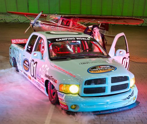 Vorschau Bild von Ein Showcar ist dieser Dodge RAM, den Model Franzi bewundert. Der
Nascar-Truck aus dem Baujahr 2003 hat 349 PS und einen
5.7-Liter-V8-Hemi-Motor. Dank seines Luftfahrwerks kann er komplett
auf dem Boden aufliegen. Für 31.900 Euro sucht er zurzeit einen
neuen Besitzer. Dieses und weitere sportliche Fahrzeuge erwarten
Besucher und Fans auf dem PS-Festival Essen Motor Show vom 1. bis
zum 9. Dezember (30. November: Preview Day) in der Messe Essen.
Weiterer Text über ots und www.presseportal.de/nr/50637 / Die
Verwendung dieses Bildes ist für redaktionelle Zwecke honorarfrei.
Veröffentlichung bitte unter Quellenangabe: "obs/Messe Essen
GmbH/Rainer Schimm"