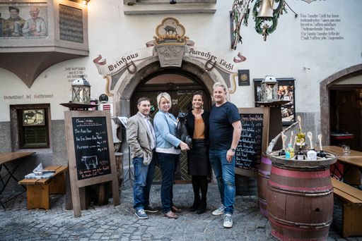  Christian und Beatrice Walch bekommen mit der schwarzen Katze
symbolisch die Schlüssel überreicht für die Tourismusbetriebe
Auracher Löchl, Boutique Hotel Träumerei #8 und für die Speakeasybar
Stollen 1930 von Alexandra und Richard Hirschhuber