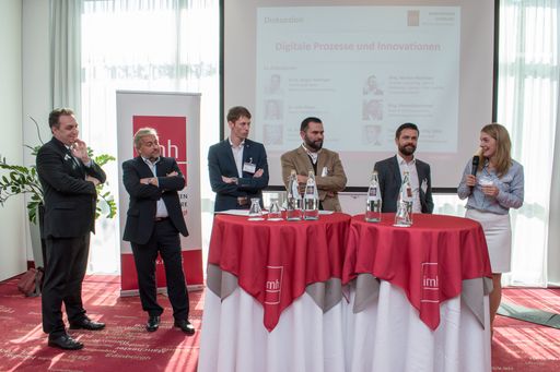  Diskussion: Kundenbeziehungsmanagement der Zukunft:
v.l.n.r. DI Dr. Jürgen Hartinger (Kärntner Landesversicherung), Dr.
Peter Winkler (faircheck Schadenversicherung), Thomas Üblacker, MSc,
MBA (ERGO Versicherung AG), Mag. Markus Murtinger (Usecon-The
Usability Consultants GmbH), Mag. Maximilian Rumpf (Uniqua Insurance
Group), Dr. Julia Pitters (Pitters TRENDEXPERT e.U.)