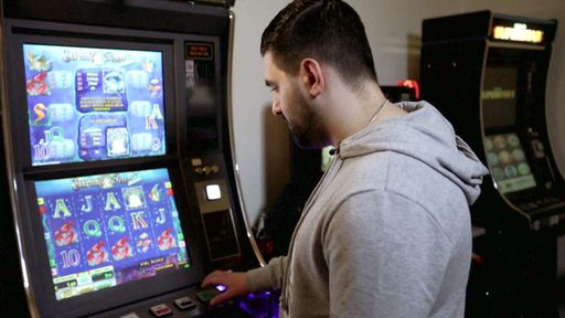 Sebastian (32) am Spielautomat. Weiterer Text über ots und
www.presseportal.de/nr/6605 / Die Verwendung dieses Bildes ist für
redaktionelle Zwecke honorarfrei. Veröffentlichung bitte unter
Quellenangabe: "obs/RTL II"