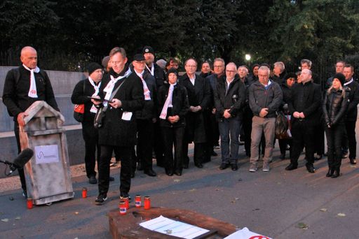 Trauerzug vida Sozialversicherung VAEB, 24.10. 2018, Wien
Eisenbahner und Gewerkschaft vida begraben ihre Sozialversicherung
VAEB in Wien vor dem Bundeskanzleramt.