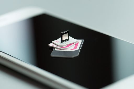 Die eSIM ist bereits im Endgerät eingebaut und muss
nicht händisch eingesteckt werden. Damit kann der Handytarif direkt
am Gerät aktiviert werden.