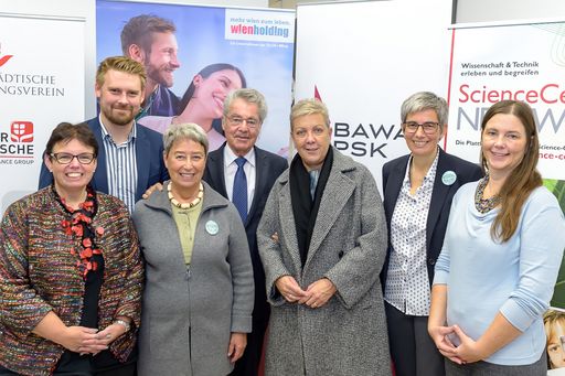 Im Bild v.l.n.r.: Edith Hülber, Schuldirektorin, Stadtschulrat
für Wien; Marcus Gremel, Landtagsabgeordneter und Gemeinderat in
Wien; Margit Fischer, Vorsitzende des Vereins
ScienceCenter-Netzwerk; Heinz Fischer, Bundespräsident a.D.; Sigrid
Oblak, Wien Holding-Geschäftsführerin; Barbara Streicher,
Geschäftsführerin des Vereins ScienceCenter-Netzwerk und Katharina
Ranz, Bezirksrätin in Wien-Margareten.