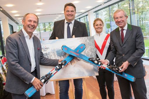  Offensive für noch mehr Gäste auf kurzen Skiern im
SalzburgerLand: (v.l.) Leo Bauernberger (GF SalzburgerLand
Tourismus), Wolfgang Breitfuss (Tourismusdirektor Saalbach
Hinterglemm), Sandra Lahnsteiner (Trainerin, Freeriderin,
Filmemacherin) und Landeshauptmann Wilfried Haslauer.