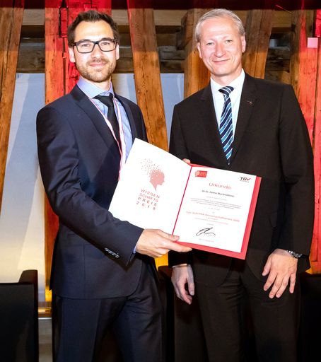 https://www.apa-fotoservice.at/galerie/15973 Armin
Buchroithner sicherte sich mit einer Dissertation an der TU Graz
über den effizienten Einsatz von Schwungradspeichern in Fahrzeugen
den TÜV AUSTRIA Wissenschaftspreis 2018.