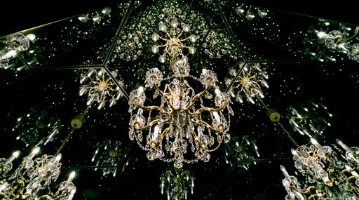  Der funkelnde Swarovski Kristall-Luster im Zentrum
von Yayoi Kusamas Wunderkammer „Chandelier of Grief“ spiegelt sich
wieder und wieder in einem scheinbar endlosen Raum.