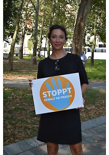 Schauspielerin Ursula Strauss unterstützt Aktion orange the world Photocredit: UN Women