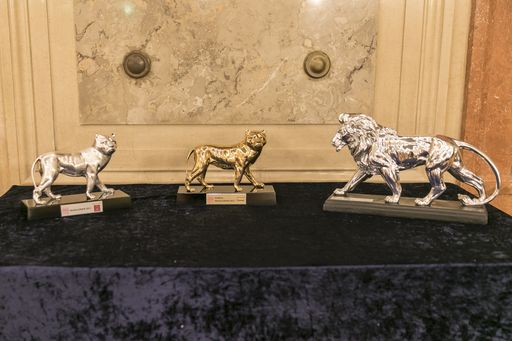 Statuen zur Wertschätzung für journalistisches Engagement