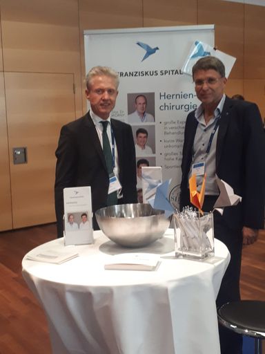 Vorschau Bild von Kongresspräsident Univ.-Prof. Dr. René H. Fortelny
und OA Dr. Peter Koo, Teamleiter Hernienchirurgie im Franziskus
Spital.