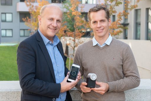  Ernst Bach, Direktor Hausbewirtschaftung Sozialbau
AG und Martin Pansy, Gründer und CEO Nuki Home Solutions GmbH
präsentieren das innovative Zutrittssystem.