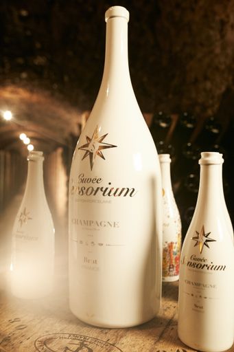 Vorschau Bild von Cuvèe Sensorium stellt ersten Champagner in Porzellanflasche vor.
Photo Credit by Champagne Sensorium / Weiterer Text über ots und
www.presseportal.de/nr/132544 / Die Verwendung dieses Bildes ist für
redaktionelle Zwecke honorarfrei. Veröffentlichung bitte unter
Quellenangabe: "obs/Cuvee Sensorium GmbH"