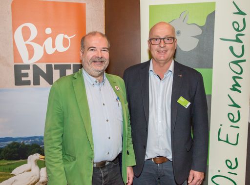  https://www.apa-fotoservice.at/galerie/16173 Im Bild v.l.n.r.:
Heli Dungler, Gründer und Präsident VIER PFOTEN; Manfred Söllradl,
Geschäftsführer Eiermacher GmbH, Initiator des Projektes "Bio Ente
aus Österreich"