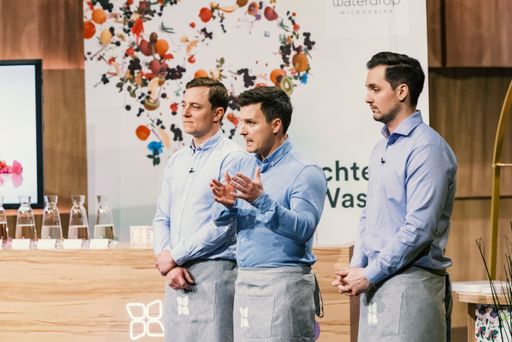  Das Gründerteam von waterdrop: Christoph Hermann, Martin Murray
und Henry Wieser bei der Fernsehshow "Höhle der Löwen".
