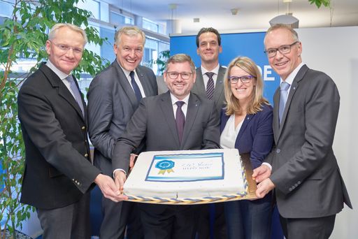 Im Bild v.l.n.r.: Dr. Udo Birkner (Vorstand HYPO
NOE), Dr. Martin Eichtinger (NÖ-Landesrat für Wohnen, Arbeit und
internationale Beziehungen), DI Ludwig Schleritzko (NÖ-Landesrat für
Finanzen und Mobilität), Markus Eugl (Geschäftsstellendirektor St.
Pölten), Ulrike Königsberger-Ludwig (NÖ-Landesrätin für Soziale
Verwaltung, Gesundheit und Gleichstellung) und DI Wolfgang Viehauser
(Vorstand HYPO NOE) mit der Weltspartagstorte
