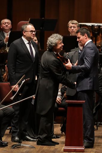  Der KKCG-Gründer Karel Komárek übergibt dem Generaldirektor der
Tschechischen Philharmonie, David Mareček, den Antonín-Dvořák-Preis
anlässlich der 100 Jahr Feier der Gründung der Tschechischen
Republik in Washington, DC.