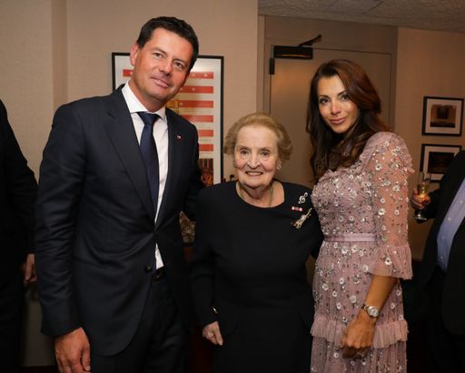 Vorschau Bild von Der KKCG-Gründer Karel Komárek und seine Gattin Stephanie konnten
bei der 100 Jahr-Feier der Gründung der Tschechischen Republik auch
die ehemalige US-Außenministerin Madeleine Albright begrüßen.