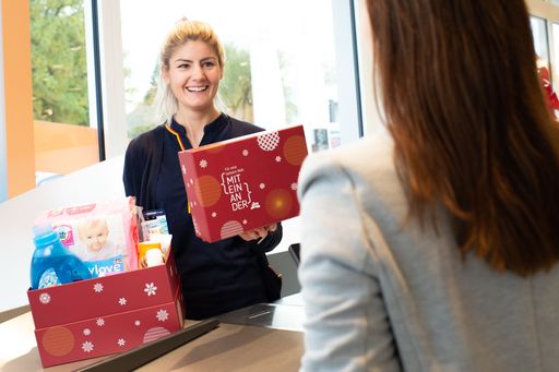 Vorschau Bild von Helfen geht ganz leicht: Noch bis 10. Dezember
können dm Kunden {miteinander} Weihnachtsboxen an der Kassa kaufen
und so Produkte für Menschen in Not spenden. Eine Weihnachtsaktion
von dm drogerie markt und dem Verband der österreichischen Tafeln,
die die Spenden österreichweit verteilen.