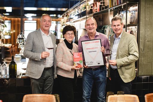Sein Bekenntnis zu Genuss und die Leidenschaft für
große Weine machen Herbert Prohaska zum idealtypischen
Wirtshausführer Weinmenschen. (v.l.n.r. Josef Karner, Zalto Glas,
Renate Wagner-Wittula, Wirtshausführer, Herbert Prohaska
"Wirtshausführer Weinmensch 2019" und Klaus Egle, Wirtshausführer)