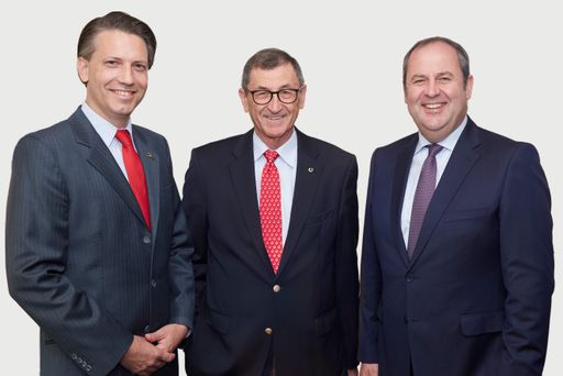 © photonews.at/Georges Schneider - Wien 19.09.2018
- DDr. Leonhard Gollegger, MBA (im Bild links) folgt DI Josef
Dietrich (mi.) als Geschäftsführer der GoodMills Group GmbH nach.
PHOTO: LLI-Vorstandsvorsitzender DI Josef Pröll (R) mit dem
scheidenden Vorsitzenden der GMG-Geschäftsführung DI Josef Dietrich
(M) und dessen Nachfolger DDr. Leonhard Gollegger, MBA (L).
