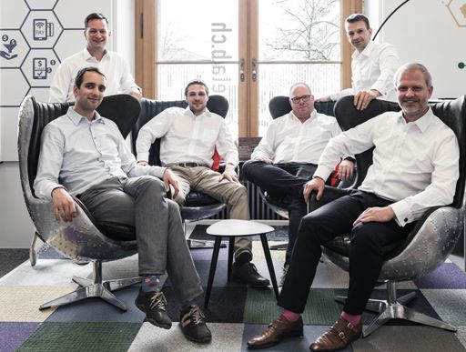 Schweizer Startup Mio Decentral erschafft neue Kryptowährung.
Finanzmarktaufsicht bestätigt #MIO als Zahlungs-Token. Das
Gründerteam der Mio Decentral AG; Dr. Sebastian Bürgel (Co-CTO),
Adrian Marcu (CFO), Christian Zulliger (Co-Founder), André Wolke
(Co-CTO), Jürgen Lankat (CVO), Ralph Piater Frankenfeld (CEO); vlnr
Weiterer Text über ots und www.presseportal.ch/de/nr/100065600 / Die
Verwendung dieses Bildes ist für redaktionelle Zwecke honorarfrei.
Veröffentlichung bitte unter Quellenangabe: "obs/Mio Decentral
AG/Patrick Spandel"