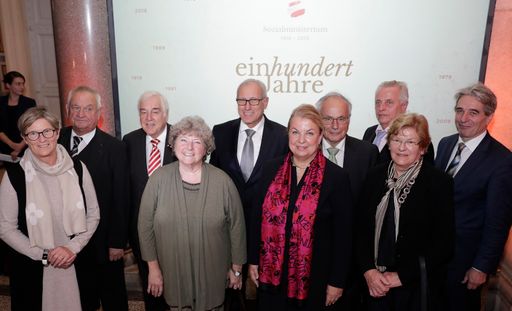 "Familienfoto" anlässlich des Festaktes 100 Jahre
Sozialministerium: BM a.D. Ursula Haubner, BM a.D. Herbert Haupt,
STS a.D. Reinhart Waneck, BM a.D. Lore Hostasch, STS a.D. Sigisbert
Dolinschek, BM Beate Hartinger-Klein, BM a.D. Walter Geppert, BM
a.D. Rudolf Hundstorfer, BM a.D. Elisabeth Sickl, BM a.D. Erwin
Buchinger (v.l.)