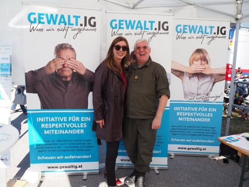  Die stützpunktleitende Notärztin Dr. Ursula Waibel
und der Militärkommandant von Tirol, GenMjr Mag. Herbert Bauer