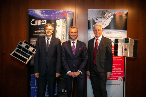 Weltraumminister Norbert Hofer Prof. Otto Koudelka
/ TU Graz Klaus Pseiner, Geschäftsführer der Österreichischen
Forschungsförderungsgesellschaft FFG