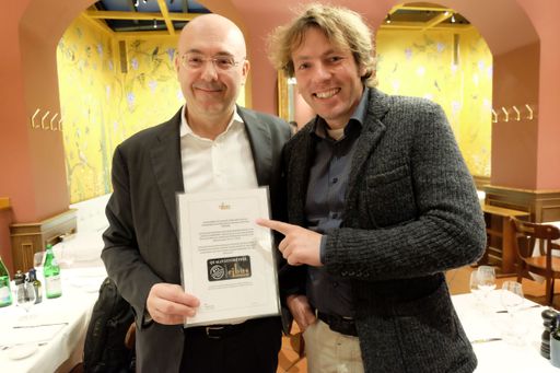 Vorschau Bild von Trüffeljäger Luca Miliffi zeigt das Zertifikat für
Qualitätstrüffel endlich in Österreich, der erste Schritt gegen
Fälschungen.