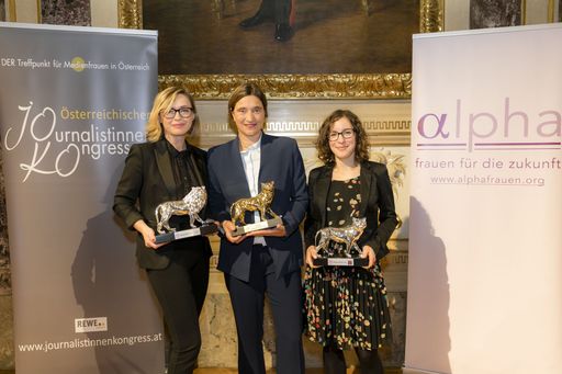 Vorschau Bild von https://www.apa-fotoservice.at/galerie/16001 Lisa
Totzauer (ORF) gewinnt Goldene MedienLÖWIN, Ruth Eisenreich holt
sich die Silberne MedienLÖWIN und die WIENERIN wird mit dem
MedienLÖWEN geehrt.