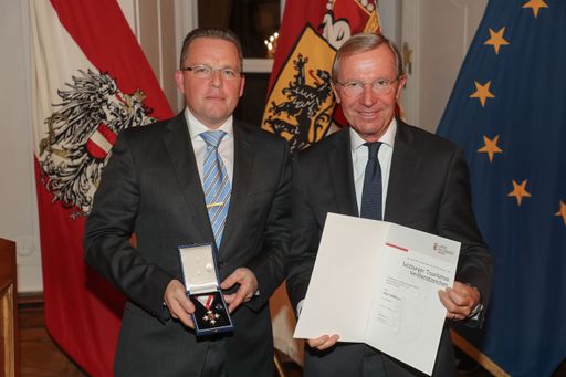 Ehrungsfestakt Land Salzburg zur Verleihung des
Salzburger Tourismus-Verdienstabzeichens in der Residenz.Foto: Franz
Neumayr 6.11.2018.Im Bild Landeshauptmann Wilfried Haslauer bei der
Verleihung an Albert Ebner aus Hintersee