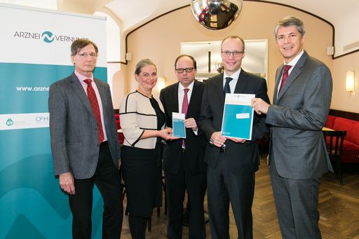 https://www.apa-fotoservice.at/galerie/16305 Im Bild v.l.n.r.:
Univ.-Prof. Dr. Ernst Singer, Mag.pharm. Dr. Ulrike Mursch-Edlmayr,
a.o. Univ.-Prof. Dr. Thomas Szekeres, Mag. Dr. Alexander Biach, Mag.
Martin Munte