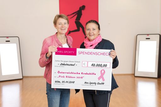 Mrs.Sporty spendete als offizieller Partner von Pink Ribbon
10.000 EUR an die Österreichische Krebshilfe. Doris Kiefhaber (re),
Geschäftsführerin der Österreichischen Krebshilfe, nahm den
symbolischen Scheck von Carina Dworak, Head of Franchise Development
bei Mrs.Sporty, im Mrs.Sporty Club Wien Innere Stadt entgegen.
Fotografin: Jana Madzigon. Weiterer Text über ots und
www.presseportal.de/nr/60708 / Die Verwendung dieses Bildes ist für
redaktionelle Zwecke honorarfrei. Veröffentlichung bitte unter
Quellenangabe: "obs/Mrs.Sporty GmbH/Jana Madzigon"