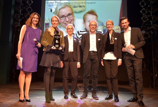 Vorschau Bild von Beim PR-Bild Award 2018. Zum dreizehnten mal prämierte die
dpa-Tochter news aktuell die besten PR-Bilder des Jahres. Die
Preisverleihung fand am 8. November im Grünspan in Hamburg statt. Im
Bild: Moderatorin Janina von Jhering (news aktuell), Dr. Karin
Overlack, Dr. Ute Blanz, Armin Kühn, Anna Reiss und Moderator David
Rohde. Foto: Georg Wendt/dpa Weiterer Text über ots und
www.presseportal.de/nr/6344 / Die Verwendung dieses Bildes ist für
redaktionelle Zwecke honorarfrei. Veröffentlichung bitte unter
Quellenangabe: "obs/news aktuell GmbH/news aktuell / Frank May"