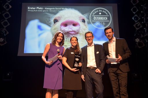 Vorschau Bild von Beim PR-Bild Award 2018. Zum dreizehnten mal prämierte die
dpa-Tochter news aktuell die besten PR-Bilder des Jahres. Die
Preisverleihung fand am 8. November im Grünspan in Hamburg statt. Im
Bild: Moderatorin Janina von Jhering (news aktuell), und Moderator
David Rohde mit den Gewinnern des PR-Bild Award Österreich. Foto:
Georg Wendt/dpa Weiterer Text über ots und
www.presseportal.de/nr/6344 / Die Verwendung dieses Bildes ist für
redaktionelle Zwecke honorarfrei. Veröffentlichung bitte unter
Quellenangabe: "obs/news aktuell GmbH/news aktuell / Frank May"
