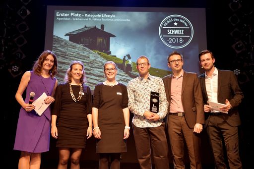 Vorschau Bild von Beim PR-Bild Award 2018. Zum dreizehnten mal prämierte die
dpa-Tochter news aktuell die besten PR-Bilder des Jahres. Die
Preisverleihung fand am 8. November im Grünspan in Hamburg statt. Im
Bild: Moderatorin Janina von Jhering (news aktuell), Elena Bieler
(Marketing Manager bei Grächen und St. Niklaus Tourismus und
Gewerbe), Cecile Matter (Projektleiterin bei Geotourismus Mattertal)
und der Fotograf Stefan Walter, Eljub Ramic, Geschäftsführer news
aktuell Schweiz, und Moderator David Rohde. Foto: Georg Wendt/dpa
Weiterer Text über ots und www.presseportal.de/nr/6344 / Die
Verwendung dieses Bildes ist für redaktionelle Zwecke honorarfrei.
Veröffentlichung bitte unter Quellenangabe: "obs/news aktuell
GmbH/news aktuell / Frank May"